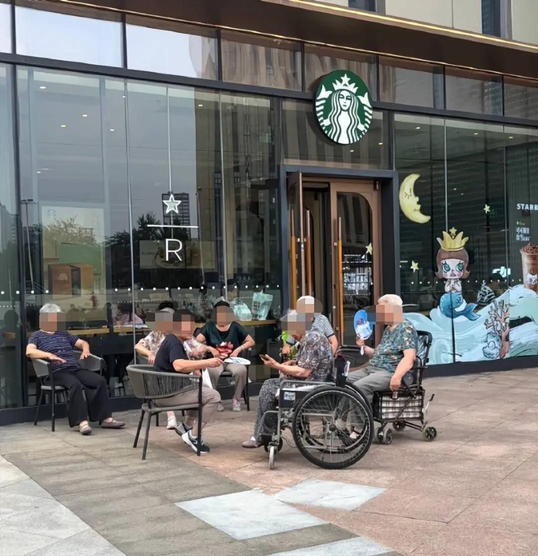 星巴克深陷舆情死循环:公关只配救火,不配上桌?